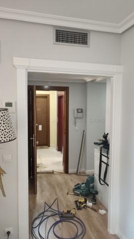 Trabajo realizado en Madrid: instalación de capiteles decorativos para puertas de madera
