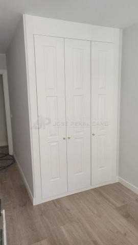 Frentes de Armario Lacados en Blanco con Entrepaños a Medida Instalados en Toledo