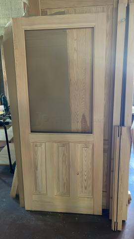 Puerta de Entrada de Madera con Reja y Ventanillo a Medida en Toledo | Trabajo Realizado