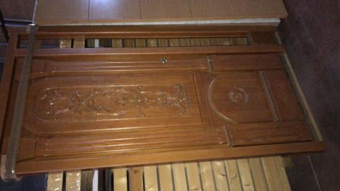 PUERTA EXTERIOR TALLADA EN MADERA DE PINO