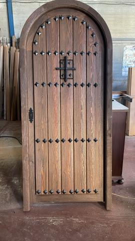 Puerta de entrada de madera con clavos y medio punto en Toledo | Trabajo realizado
