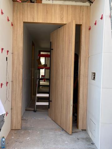 Instalación de puerta de entrada pivotante a medida en Madrid | Carpintería en madera