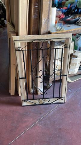 Puerta de Entrada de Madera con Reja y Ventanillo a Medida en Toledo | Trabajo Realizado