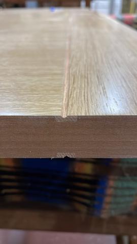 PUERTA RECHAPADA CON CHAPA NATURAL EN ROBLE Y DETALLE DEL FRESADO EN MADERA MACIZA 