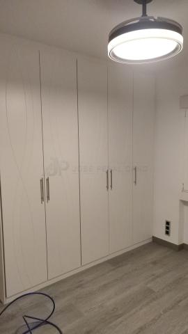 Trabajo realizado en Madrid: instalación de frentes de armarios a medida | Carpintería de madera