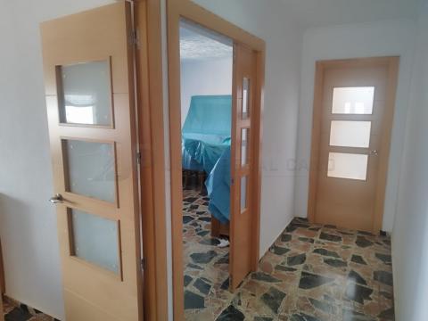 Instalación de puertas de haya con 4 fresados horizontales a medida en Buenache de Alarcón