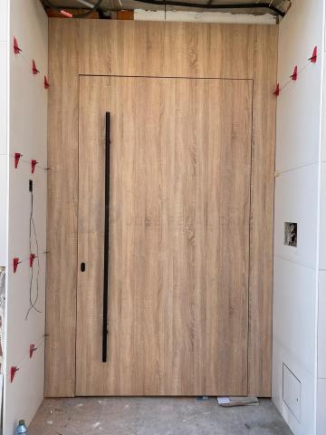 Instalación de puerta de entrada pivotante a medida en Madrid | Carpintería en madera