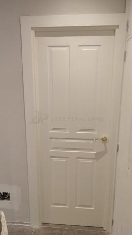 Trabajo realizado en Madrid: instalación de puertas de madera lacadas en blanco modelo 5 paños