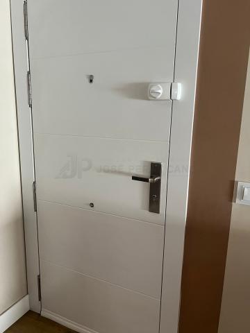 Trabajo realizado en Madrid: instalación de puertas de madera lacadas en blanco | Carpintería a medida