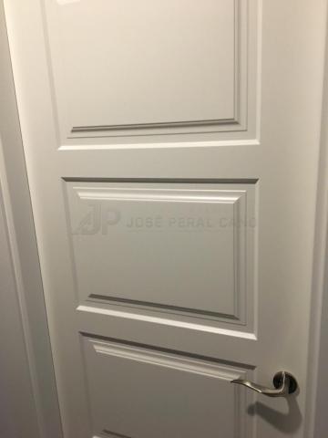DETALLE DE ENTREPAÑO DE PUERTA BLANCA 