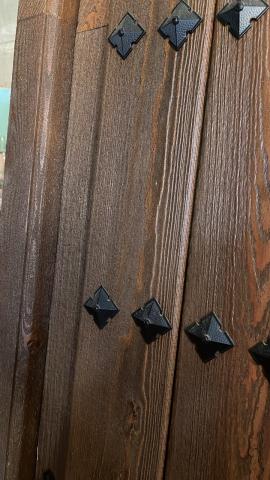 Puerta de entrada de madera con clavos y medio punto en Toledo | Trabajo realizado