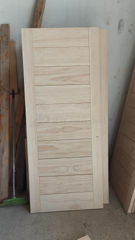 Puerta Moderna de Pino Macizo en Guadarrama | Carpintería a Medida