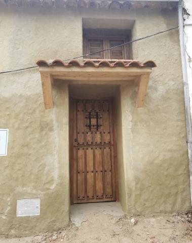 Instalación de Puerta de Clavos Partida con Reja en la Provincia de Madrid | Fabricación e Instalación a Medida