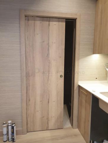 Puerta corredera a medida con casoneto metálico | Carpintería de madera