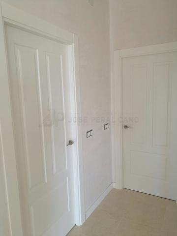 PUERTAS ENTREPAÑADAS LACADAS EN BLANCO