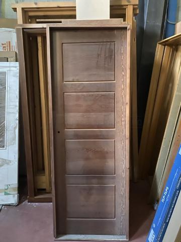 Puerta de entrada de madera maciza realizada a medida en Guadalajara