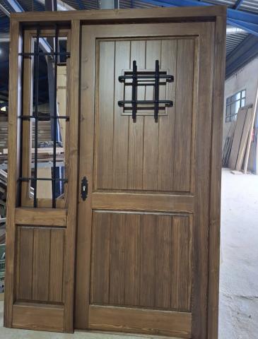 PUERTA ENTRADA RUSTICA EN MADERA DE PINO BARNIZADA