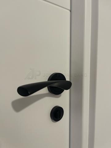 Terminación con Manillas de Puertas Blancas Instaladas en Madrid