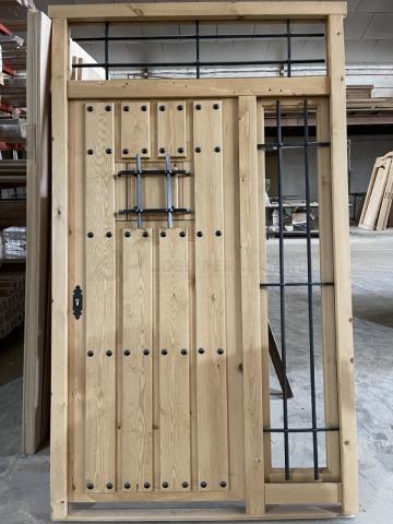 Puerta de Entrada Rústica de Madera de Pino a Medida en Albacete | Sierra de Albacete