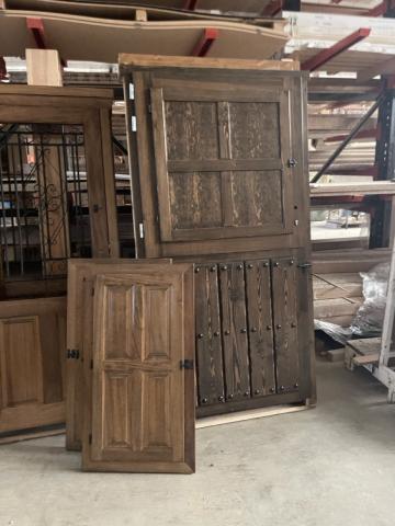 Puerta Rústica de Clavos Partida en Madera de Pino con Gran Reja en Segovia | Carpintería a Medida