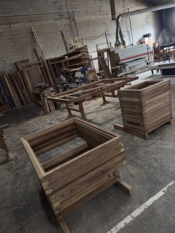 Encargo y fabricación de ventanas y puertas de entrada de Iroko a medida en Guadalajara
