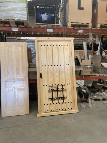 Puerta Rústica de Clavos con Reja de Madera a Medida para León | Carpintería Artesanal