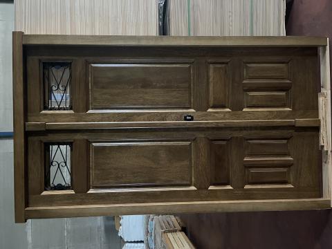 PUERTA EXTERIOR EN MADERA DE IROKO BARNIZADA: Cuando el cliente nos planteo este modelo de puerta, sobre papel no sabíamos que tal quedaría visualmente, pero una vez terminada nos dimos cuenta, que tiene mucha personalida y elegancia