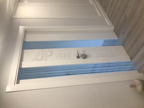 PUERTA INTERIOR LACADA EN BLANCO CON CRISTAL FRESADO Y TEMPLADO