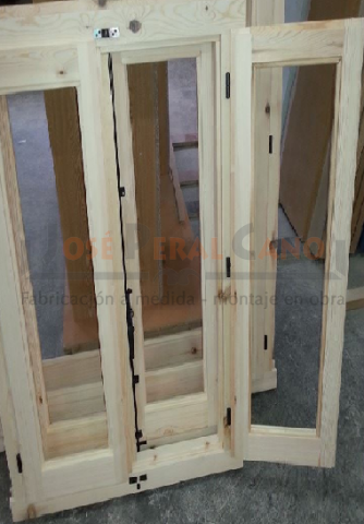 Ventana barata tradicional de pino